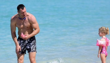 Rodina Vladimira Klička sa ocitla v ohrození života. Z horiacej jachty ich zachránili hasiči