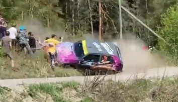 VIDEO: Centimetre od nešťastia. Pretekár nezvládol zákrutu, auto len tesne minulo dav