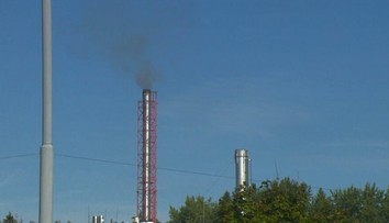 Bývanie vedľa komína spaľovne vie znepríjemniť život. Na jednej ulici v Tlmačoch okná radšej neotvárajú