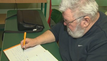 Medzi vysokoškolákmi je neprehliadnuteľný. Keď si Peter (70) podal prihlášku, mysleli si, že ide o omyl