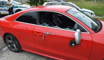 FOTO: Pred barom v Hriňovej niekto rozmlátil sekerou luxusné auto