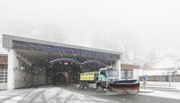 Počasie vyčíňa aj v Rakúsku. Sneženie ochromilo cestnú a železničnú dopravu