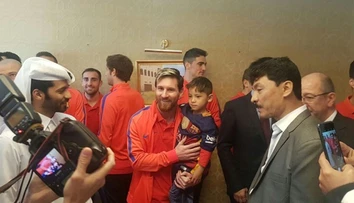 Pred rokom svet dojali fotky s jeho „igelitkovým dresom“. Teraz sa stretol s idolom
