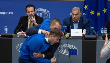 VIDEO: Aktivista vybehol na Orbána počas tlačovky. Hodil po ňom štós bankoviek a kričal, že predal krajinu Putinovi