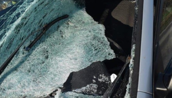 Veľké ľadové kryhy zlomili vodičovi počas jazdy nos, skončil v nemocnici