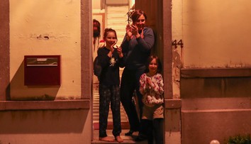 Slovensko bude dnes večer tlieskať zdravotníkom