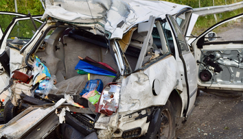 Fotografie, z ktorých mrazí. Pri žene s dieťaťom stáli všetci svätí, do pokazeného auta napálil nákladiak