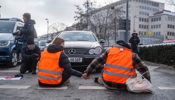 Vodiči v Nemecku si vydýchnu. Klimatickí aktivisti sa už nebudú lepiť k vozovke