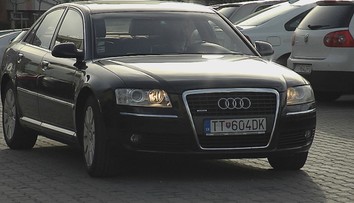 Viskupič sa nechce voziť v luxusnej limuzíne, politológ to považuje za populizmus