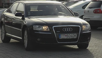 Viskupič sa nechce voziť v luxusnej limuzíne, politológ to považuje za populizmus