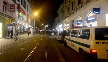 Razia v bratislavskom Starom meste: Na policajnej stanici skončilo 17 mladistvých