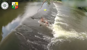 VIDEO: Kuriózny zásah českej polície. Muž na niekoľko hodín uviazol v rieke. Netušil, ako sa tam dostal