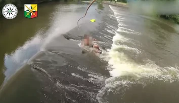 VIDEO: Kuriózny zásah českej polície. Muž na niekoľko hodín uviazol v rieke. Netušil, ako sa tam dostal