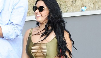 V zarezaných šortkách a plavkách. Pri tomto type postavy to nebol dobrý nápad