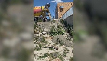 Odpad z domiešavača vyliali do rieky. Firma tvrdí, že chcela iba spevniť breh