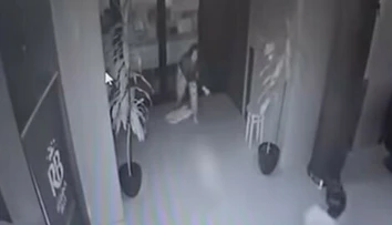 Šokujúci skrat mladej matky. Po hádke s priateľom bezcitne hodila o zem bábätko