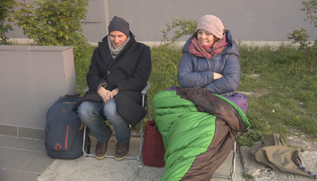 Pred oddelením cudzineckej polície ľudia už aj kempujú. Nevedia sa dostať na rad