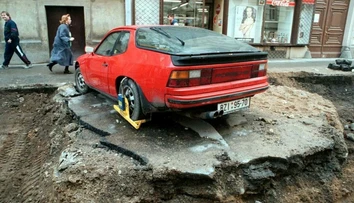 Za zle zaparkované auto v dedine mastná pokuta. Oddnes môžu pokutovať aj obce