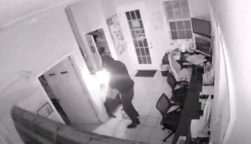 VIDEO: Zlodej, podpaľač, ale najmä babrák. Kamera zachytila lúpež ako z grotesky