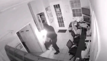 VIDEO: Zlodej, podpaľač, ale najmä babrák. Kamera zachytila lúpež ako z grotesky