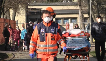 Robotníci mali opraviť strechu a vrátiť sa k rodinám. Namiesto toho ich ratovali záchranári