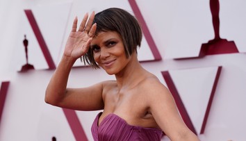 OSCARY 2021: Skromný červený koberec, nestarnúca Halle Berry