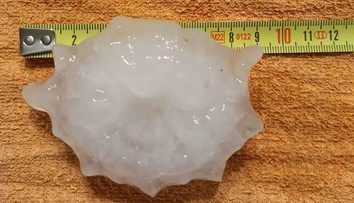 FOTO: Ľadovcové peklo v Rakúsku. Obrovské krúpy poškodili viacero áut