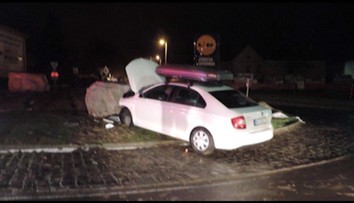 V Šahách na okružnej križovatke osadili balvany. Vodiči do nich narážajú