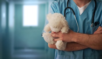 Najväčší pedofilný škandál vo Francúzsku: Chirurg znásilnil aj dievča krátko po operácii