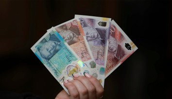 Nová tvár libry. V Británii uviedli do obehu bankovky s podobizňou kráľa Karola III.