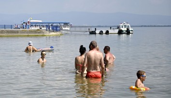 V horúčavách sa na prírodných kúpaliskách množia baktérie. Voda ozelenela aj na Šírave