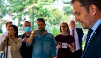 Poslanci rozhodnú o osude premiéra, opozícia ho chce pre diplomovku odvolať