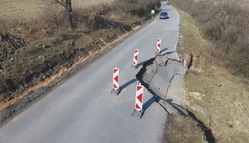 Cesta sa im prepadáva pred očami. Dve obce na Gemeri sledujú, ako im mizne jediná spojnica so svetom