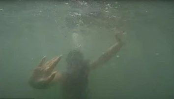 Otec nakrúcal dcéru v mori. Na videu sa objavil desivý záber