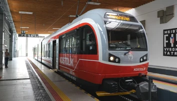 Z ničoho nič zostane stáť na trati. Turisti v Tatrách sa sťažujú na novú zubačku