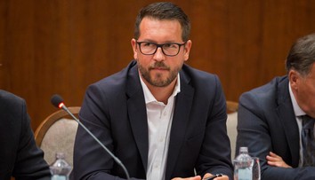 Obvinenému expodpredsedovi ÚVO A. Holákovi prokurátor zrušil obvinenie