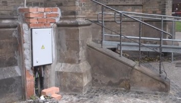 Robotníci zohyzdili pamiatku v Prahe. Ich lajdácku robotu komentujú ľudia na internete