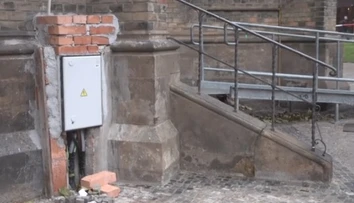 Robotníci zohyzdili pamiatku v Prahe. Ich lajdácku robotu komentujú ľudia na internete