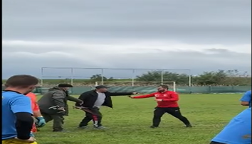 VIDEO: Mimoriadne napätá situácia na trávniku. Usporiadateľ zápasu vytiahol na rozhodcu mačetu