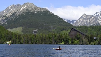 Brutálna vražda na Štrbskom Plese. Obeti strčil hlavu do jazera a držal ju pod vodou, kým sa neutopila