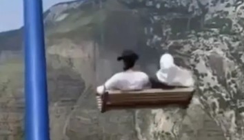 Chvíle hrôzy pre dvojicu žien. Počas hojdania sa spadli z najhlbšieho útesu Európy