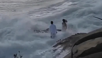 Fotenie mladomanželov sa zmenilo na boj o život. Do mora ich zmietla obrovská vlna
