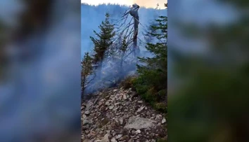 VIDEO: Na Čertovici horí. Hasiči sa trápia, terén je takmer neprístupný