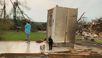 Tornádo zničilo rodine dom. Zostala z neho len jediná miestnosť, v ktorej sa skryli