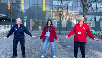 Chcete sa vyhnúť úrazu? Zdravotníčky ukázali, ako chodiť po zľadovatených uliciach