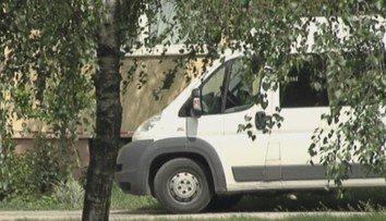 Záhadná biela dodávka v Hronských Kľačanoch. Rodičia sa boja o deti