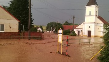 VIDEO: Vysoké teploty vystriedali silné búrky. Likavku aj Dubovce zaliala voda, autá sa plavili po ceste