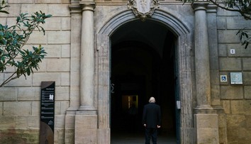 Najmladší biskup v Španielsku sa zosobášil s autorkou eroticko-satanistických románov