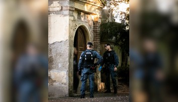 FOTO: Na bratislavskom cintoríne si vytvorili dočasné bývanie dvaja muži, jeden z nich v krypte