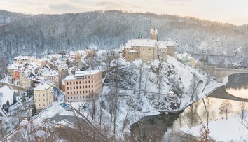V Karlových Varoch začal Nový rok dramaticky. Nadránom znásilnil muž mladú ženu a druhú pobodal